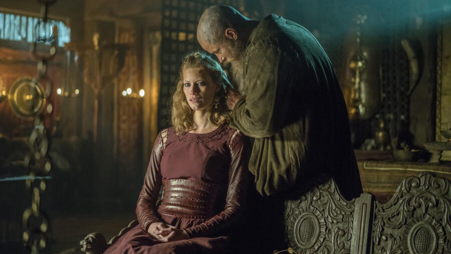 Alyssa Sutherland as Aslaug, Travis Fimmel as Ragnar, Vikings