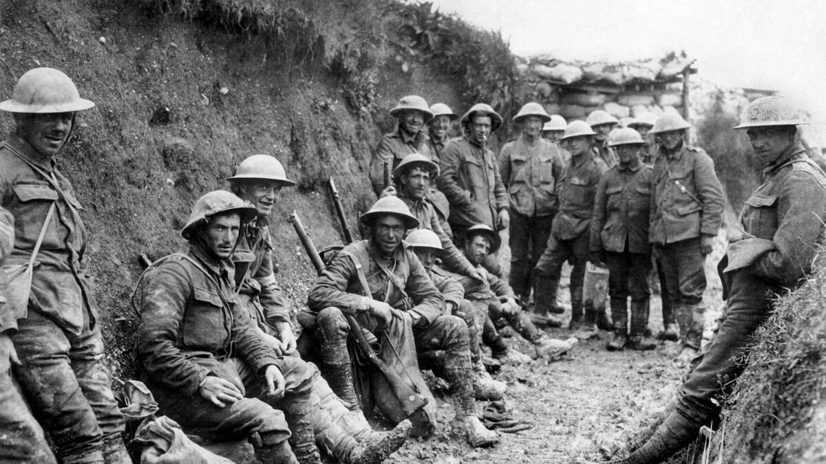 soldiers in trenches ww1