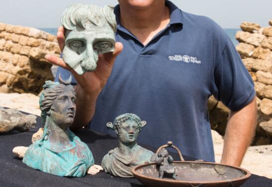 Divers Stumble on Treasure Trove in Ancient Roman Shipwreck