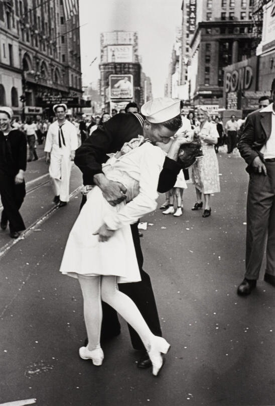 One Mystery of a Famous Kiss is Solved…Thanks to Physics