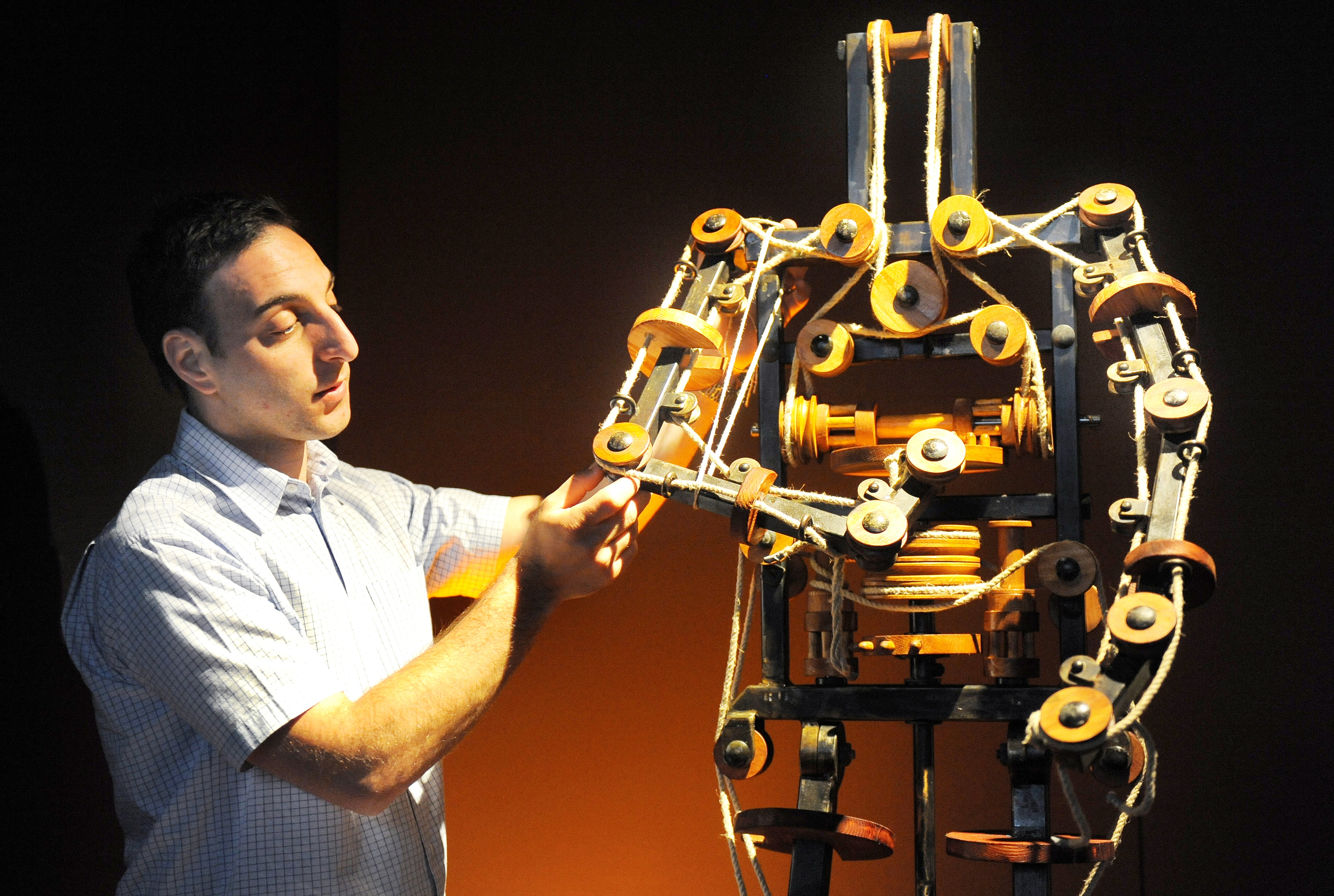 Первый механический прототип робота. Робот Леонардо Давинчи. Робот Леонардо да Винчи 1495. Робот изобретение Леонарда до Винчи. Автоматоны Леонардо да Винчи.