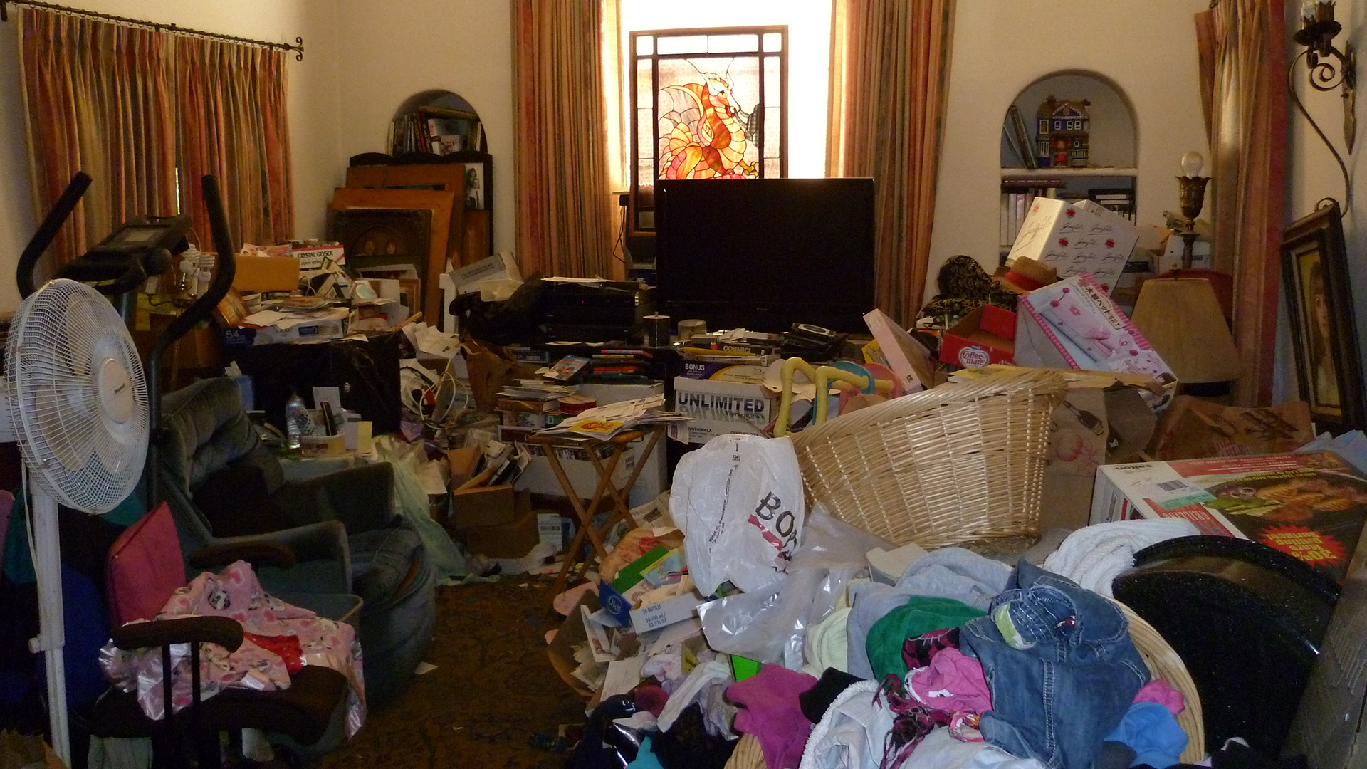 Hoarders Is Returning To A E And Is Now Casting Reality Blurred