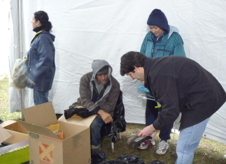 Roi picking out gloves in an episode of Hoarders