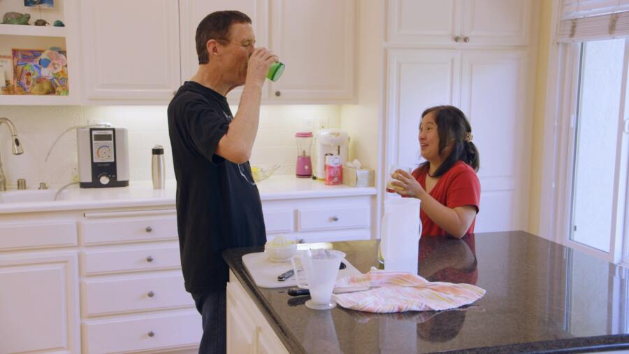 Elena and her dad make lemonade