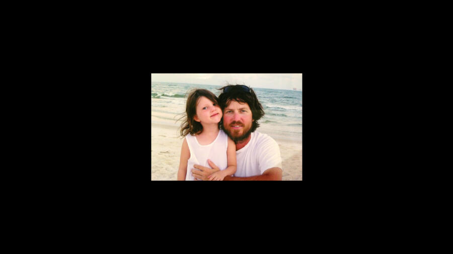 Jase and Mia Robertson from Duck Dynasty at the beach for a family photo