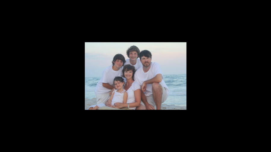Throwback photo of Jase and Missy Robertson with their kids where Jase only has stubble