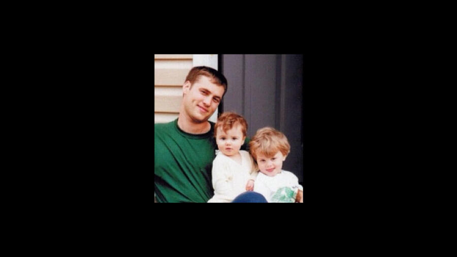 Old photo of Duck Dynasty's Willie Robertson without a beard with John Luke as Sadie as children