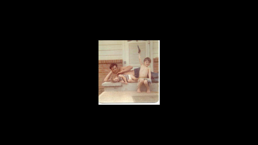 Old photo of Si Robertson playing with Jase and Willie when they were kids