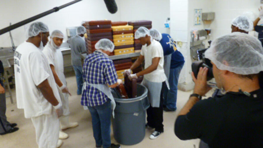 Inmates tell teens to bang trays