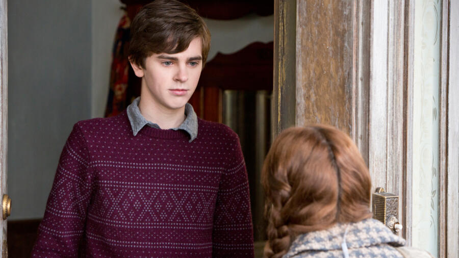 Emma talks to Norman about dead girl