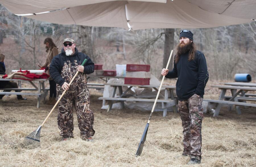 The guys talk about their favorite wrestlers while clearing the ground for the party. Jase's favorite is "Hacksaw" Jim Duggan because he has a cool catchphrase: "Hooo!"