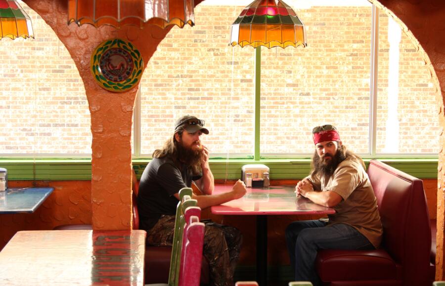 Jase and Jep visit a Mexican restaurant, while Phil waits outside in his truck, to see if the manager will allow them to unload their rotten meat in their dumpster.