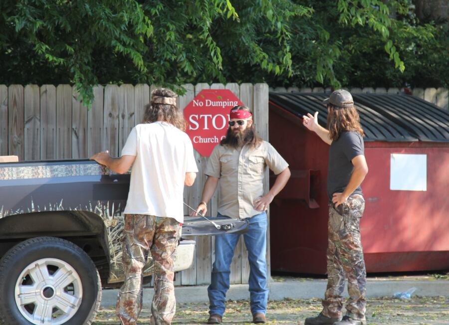 Jase and Jep don't want to put the meat in the warehouse dumpster because the garbage was just picked up and it'll be there for a week smelling up the area, and Willie will have a fit. They contemplate tossing it in their church's dumpster, but once they spot a sign that says "No Dumping" and a surveillance camera, they have second thoughts.
