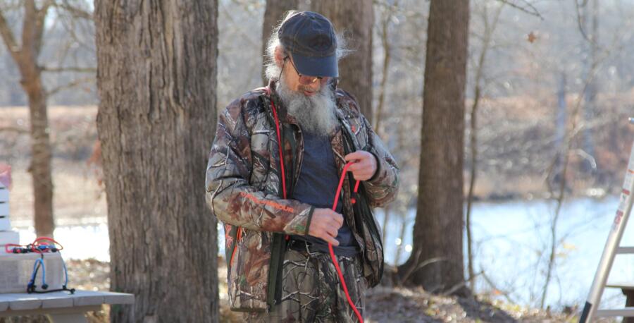 The guys tell Si he'd make a great wrestler, especially since he already has his own catchphrase: "Hey." But Si takes exception that "Hey" is a catchphrase.