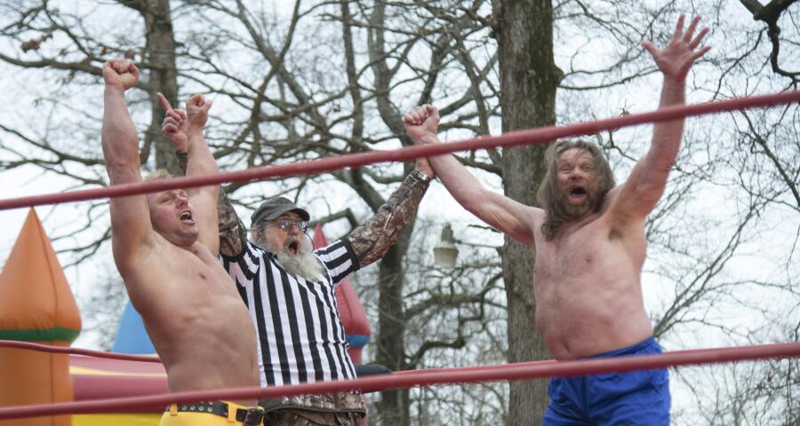 Si referees the match.