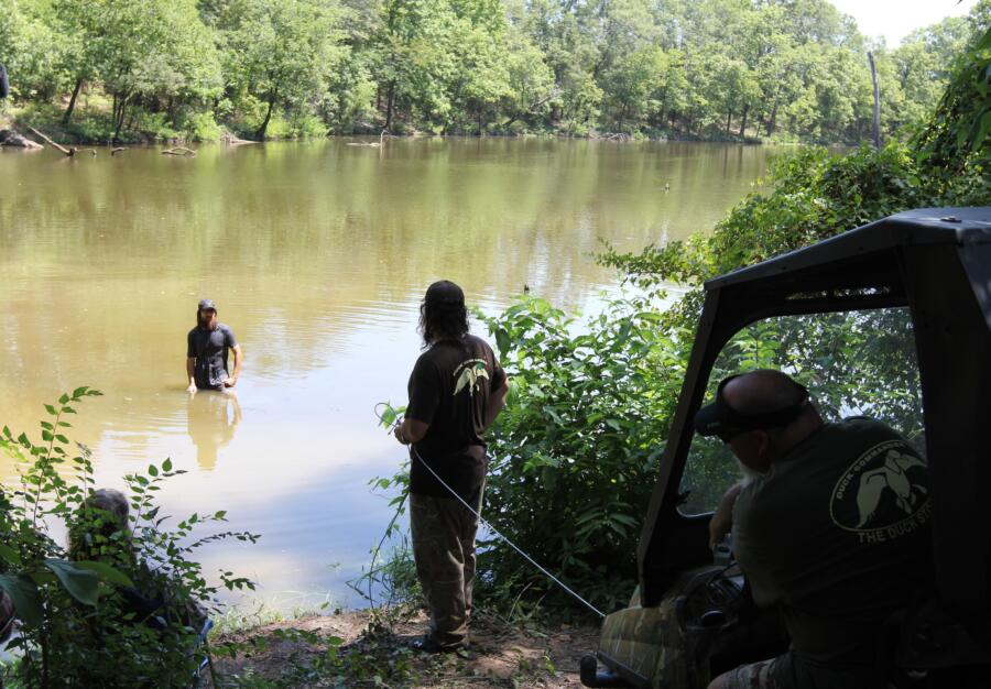 Phil makes Jase find the boat underwater and bring it back onto dry land. But Phil's drag washer is still missing, so Jase continues to look for it.