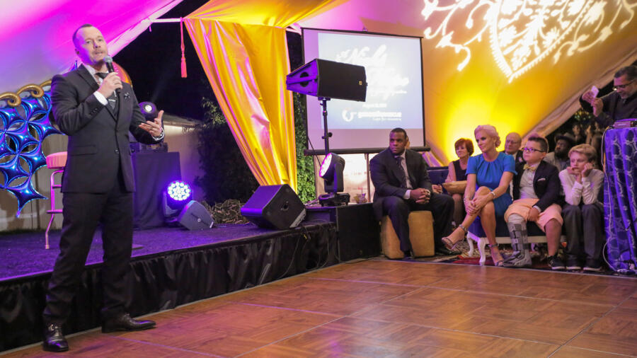 Donnie sings at the auction.