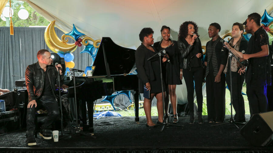 Donnie rehearses for the auction.