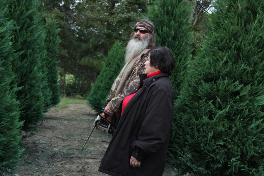 In what was a first for the Robertsons, Phil and Kay go shopping at a Christmas tree farm. Normally they get their tree for free off their property, but Kay didn't like any of them this year.