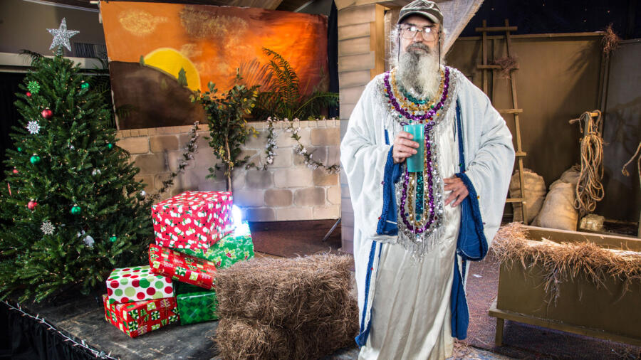 Willie says that Wise Man Si looks like a "bedazzled Mardi Gras wizard."