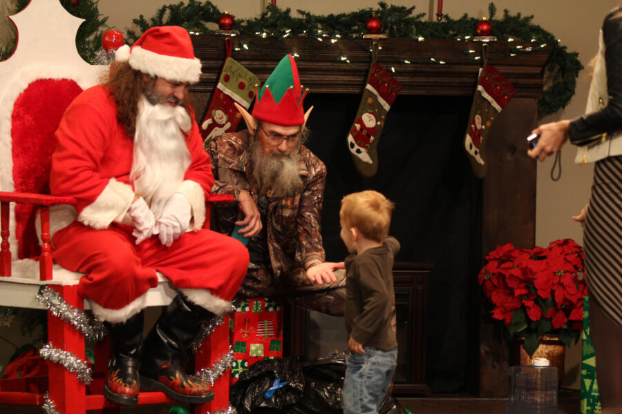 Willie tells Si to grab gifts from the warehouse to give out, but he doesn't expect him to raid the office supply closet for them. Some of the "gifts" are a tape gun, a sleeve of coffee cups, printer cartridges, and a ball of string.