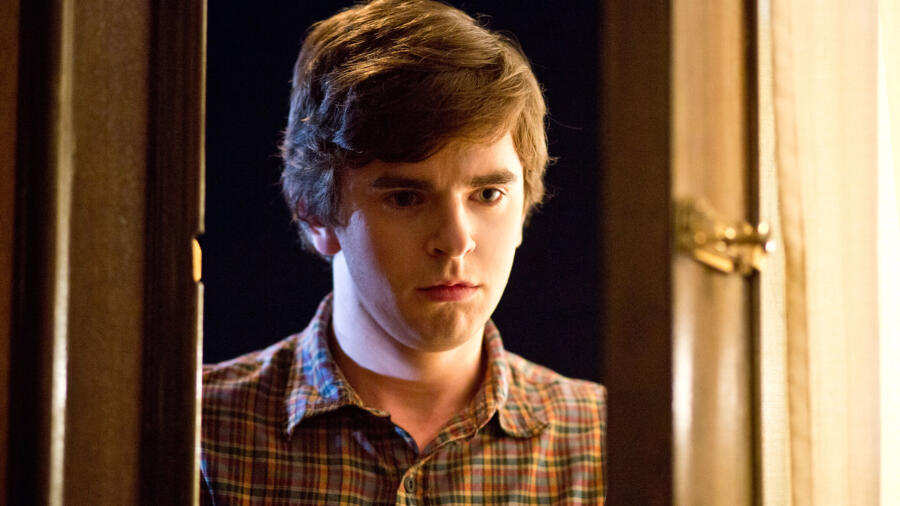 Norman finds Norma and Dylan fighting.