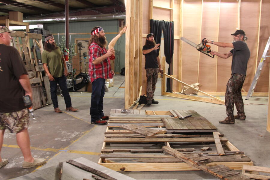 As the Duck Commander crew works on transforming the warehouse into a "scarehouse," Si waves around a real chainsaw like a maniac.