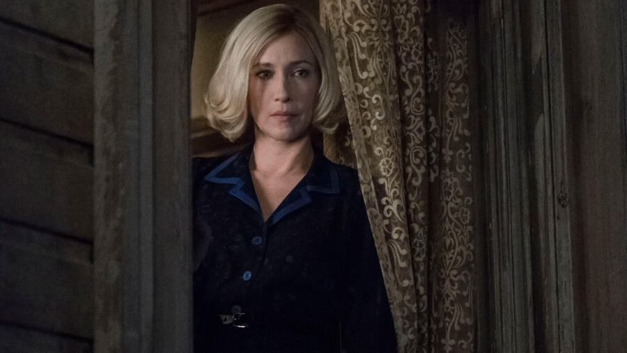 As Norman heads back for the sandwich, he spots Mother (Vera Farmiga) watching him.