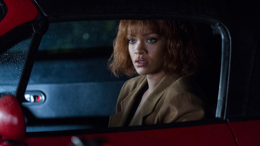 Marion pulls up to Sam's house.