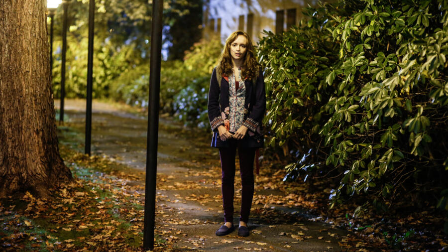 Emma arrives at the Sheriff's office