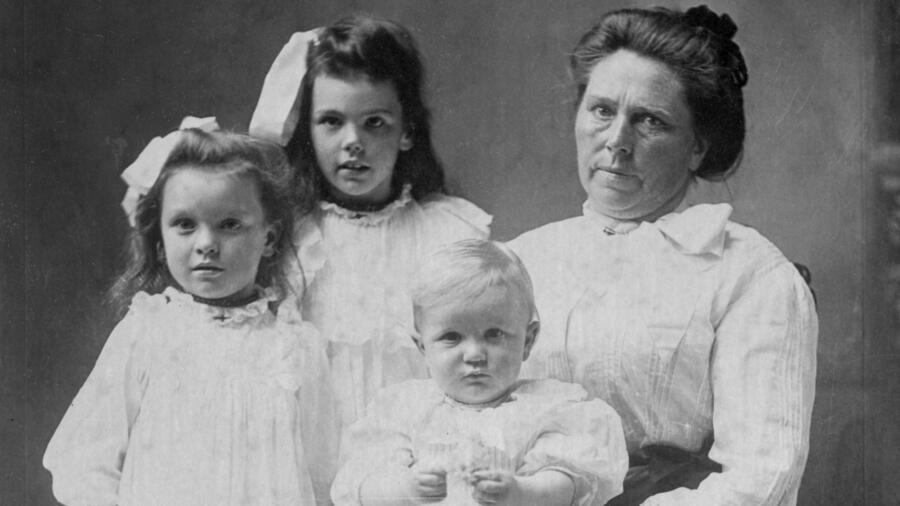 Belle Gunness with her children Lucy Sorensen, Myrtle Sorensen, and Philip Gunness in 1904.