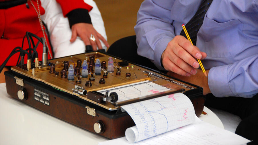 A polygraph test is administered. (Photo: Gabriel Rodriguez/Flickr Creative Commons/CC BY-SA 2.0)