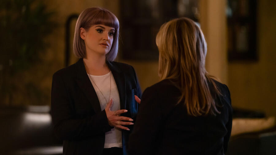 Kelly Osbourne listens to Kim Russo on Celebrity Ghost Stories