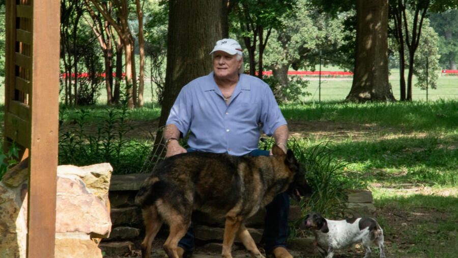 Terry Bradshaw and dogs await the arrival of Kim Russo.