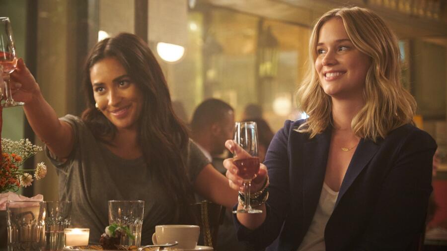 Shay Mitchell as Peach and Elizabeth Lail as Beck in YOU Season 1