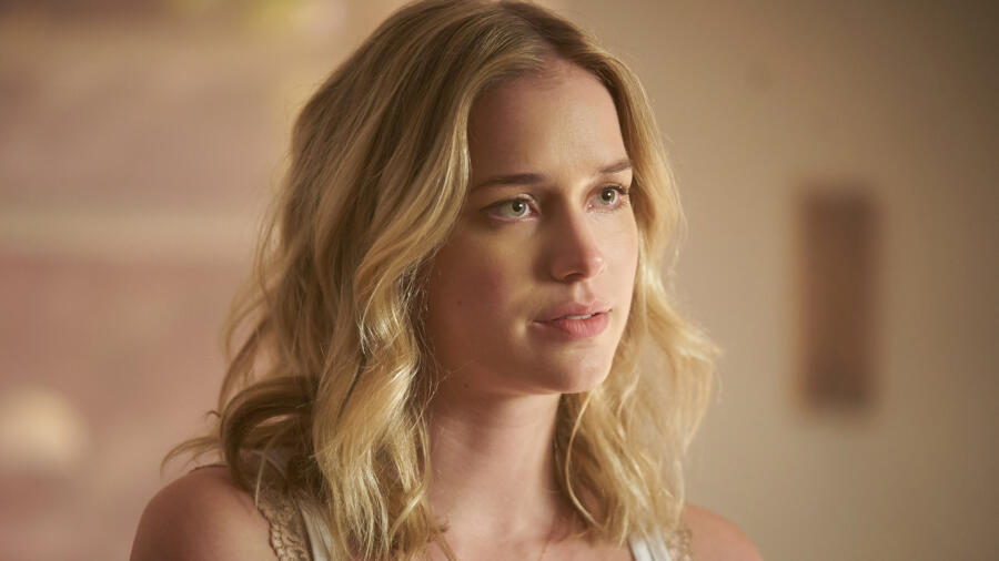 Elizabeth Lail as Beck in YOU Season 1