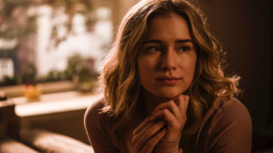 Elizabeth Lail as Beck in YOU Season 1