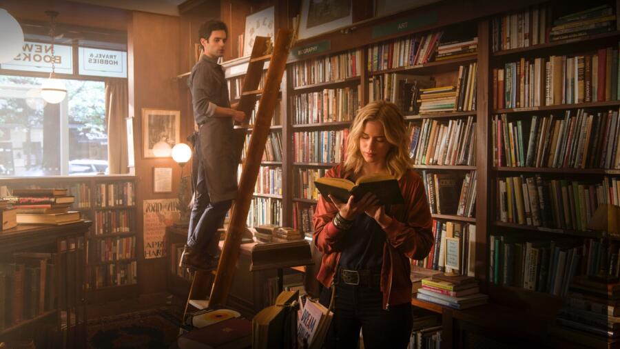 Penn Badgley as Joe and Elizabeth Lail as Beck in YOU Season 1