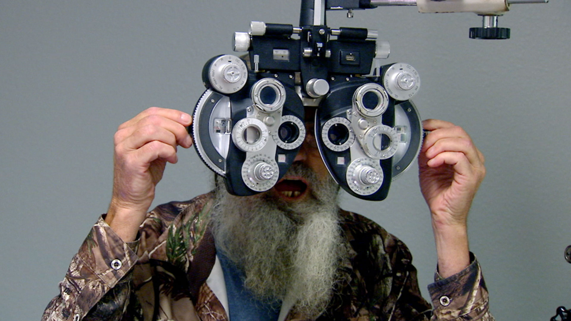 Si-larious Moment: Si Gets His Eyes Checked