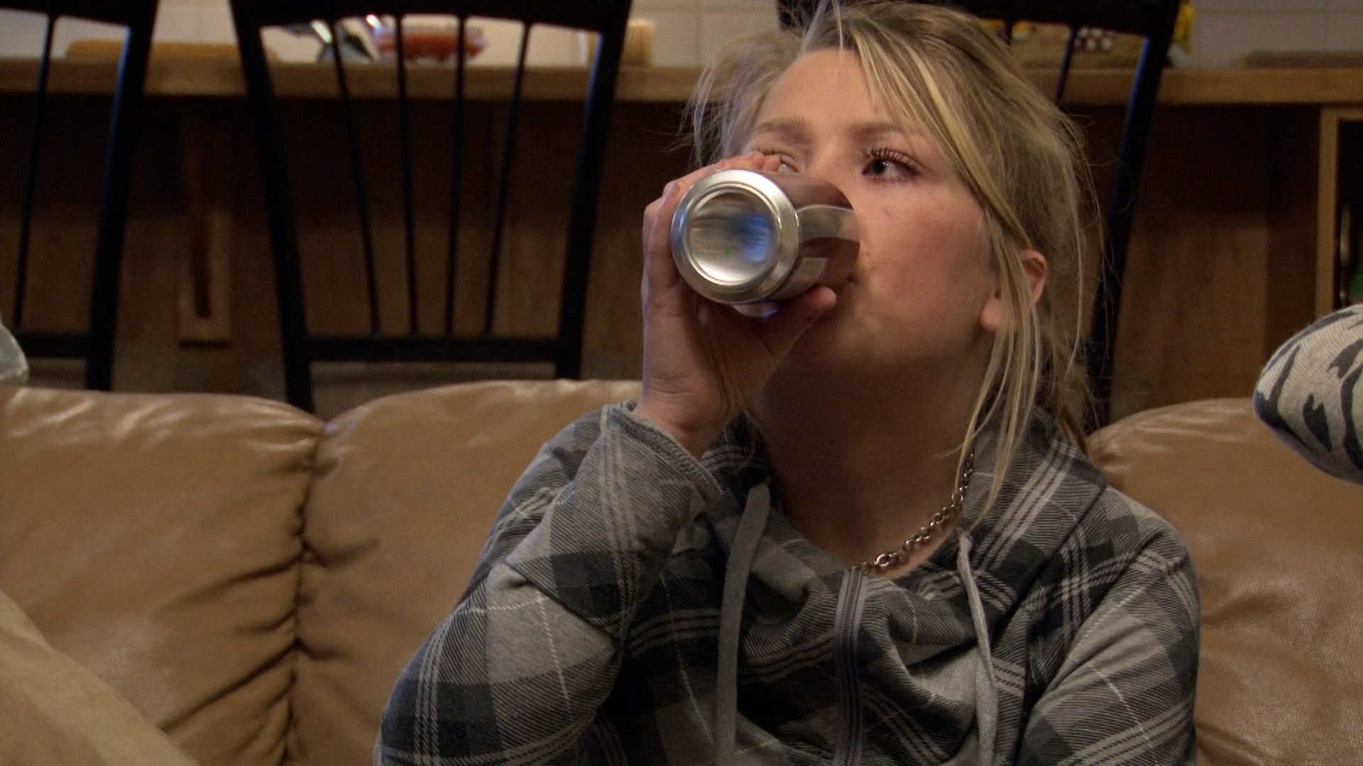 Nichole's Alcohol Addiction Intensifies After Sister's Betrayal