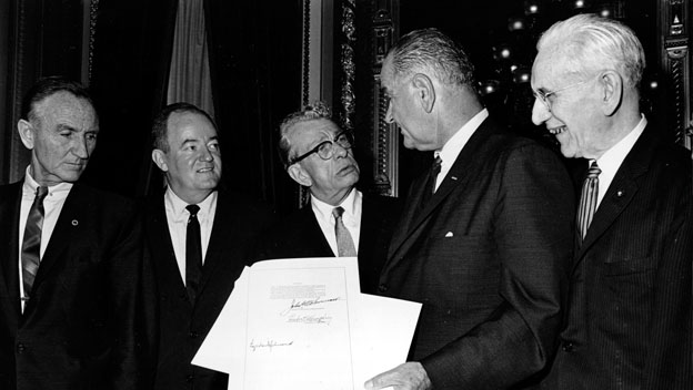 president lyndon b johnson signs the voting rights act of 1965