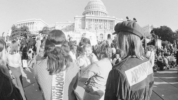 protesters advocating for Roe v. Wade in 1973