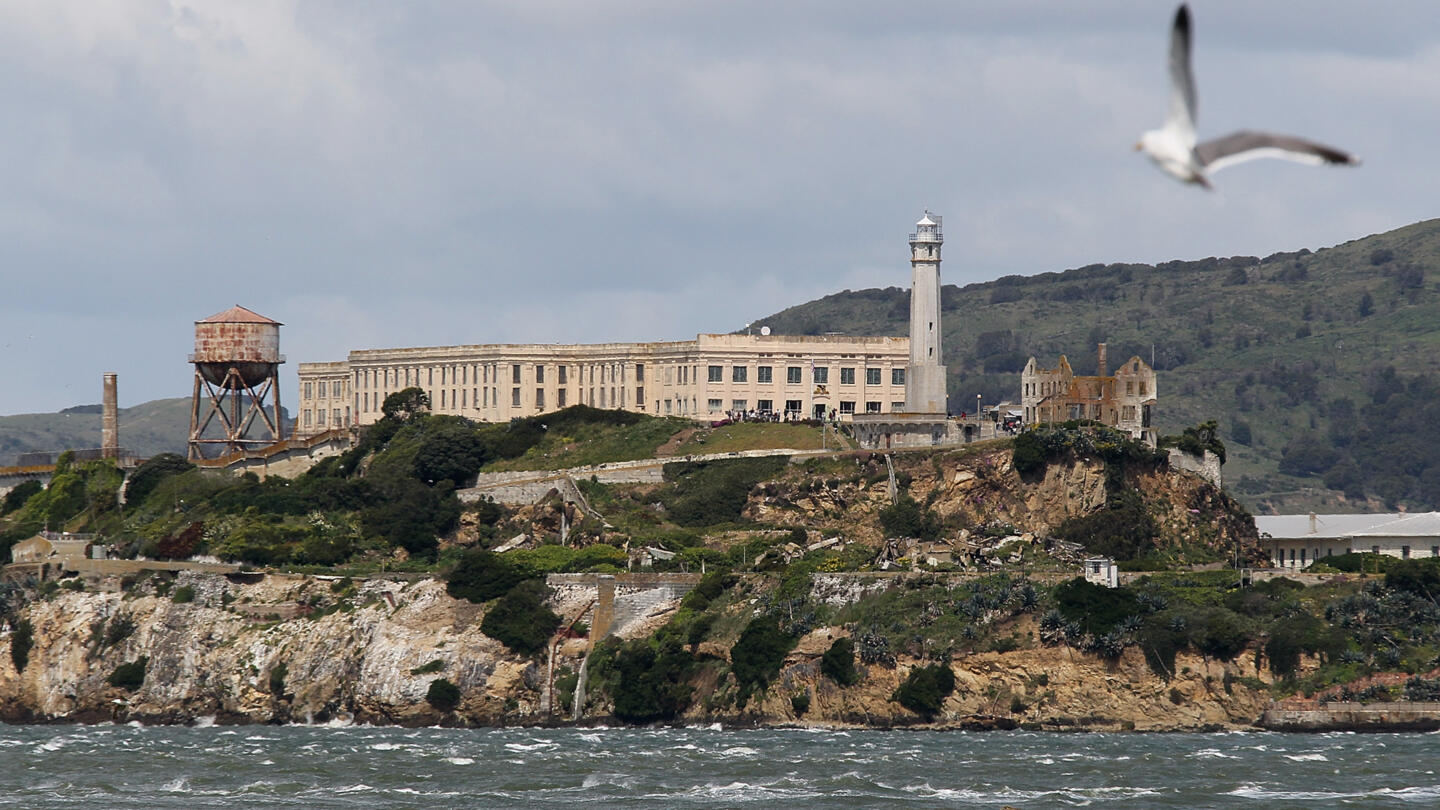 Federal Prisoners Arrive at Alcatraz - HISTORY