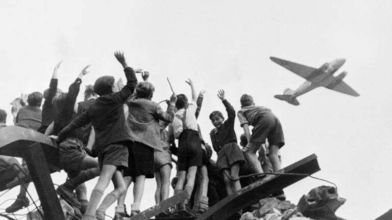 Truman and the Berlin Airlift thumbnail